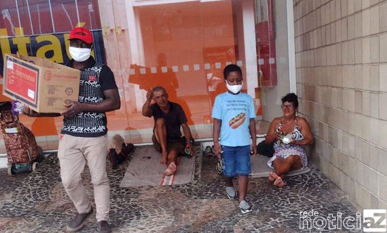Menino celebra aniversário dando presentes a moradores de rua