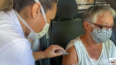 Filha vacina a mãe contra a COVID-19 em Jundiaí