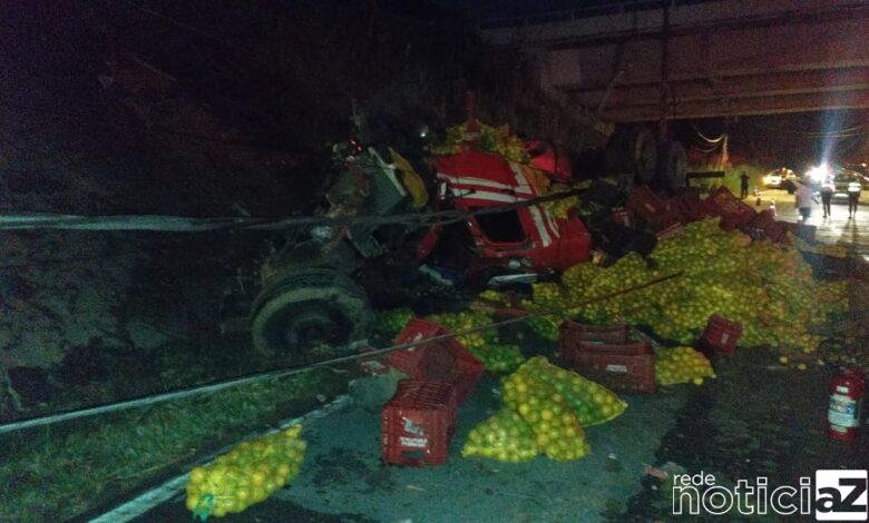 Carreta despenca de viaduto da Bandeirantes