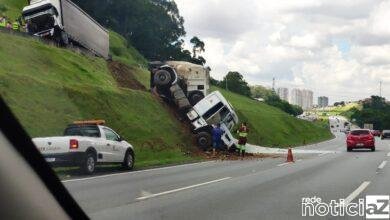 Caminhão sofre acidente na Rodovia dos Bandeirantes