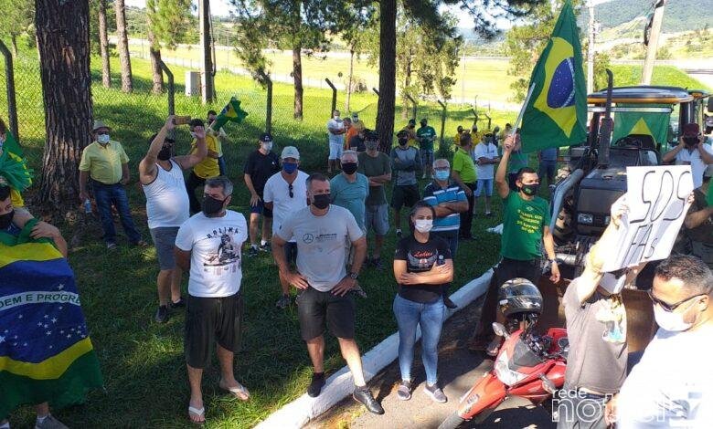 População faz manifestação pró-Bolsonaro