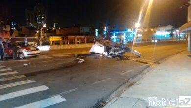 Carros batem em cruzamento movimentado de Jundiaí