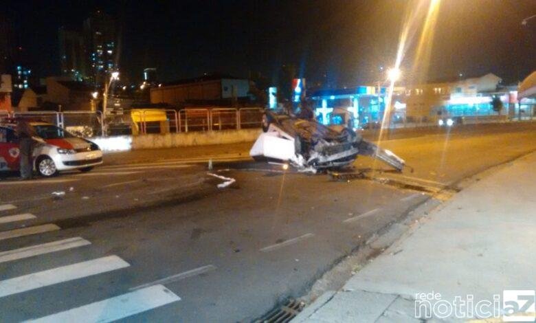 Carros batem em cruzamento movimentado de Jundiaí