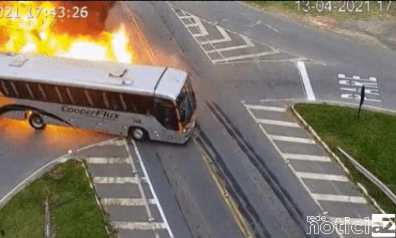 Um acidente envolvendo um carro, caminhão e um ônibus foi registrado por câmeras de segurança na rodovia PR-423, em Campo Largo, Região Metropolitana de Curitiba.