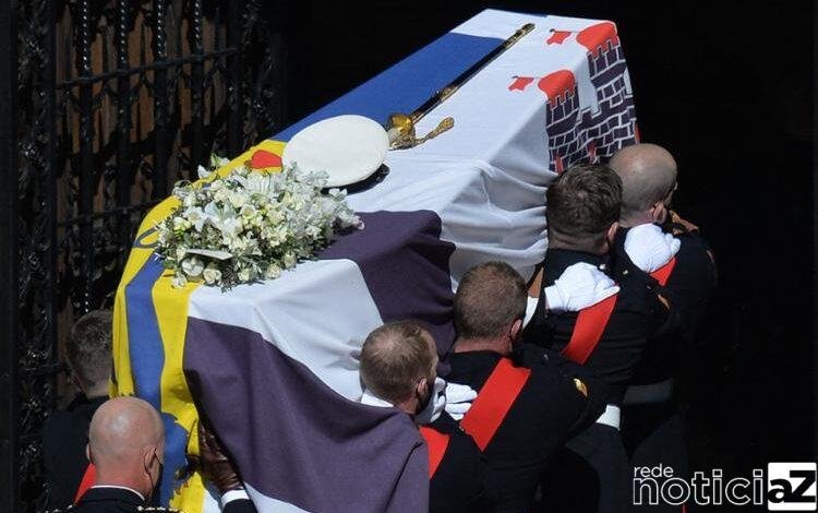 Um antigo jipe modificado pelo próprio príncipe Philip vai carregar hoje o caixão do marido da rainha Elizabeth II na cerimônia fúnebre no palácio de Windsor,