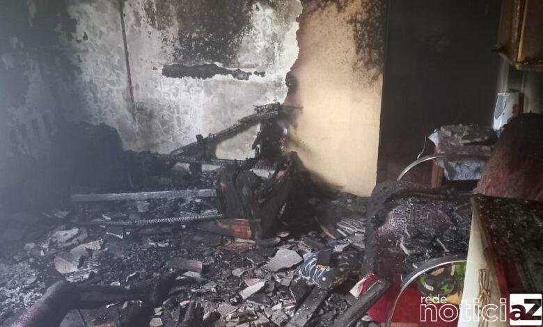 Homem ateia em si mesmo e na casa em Campo Limpo Paulista