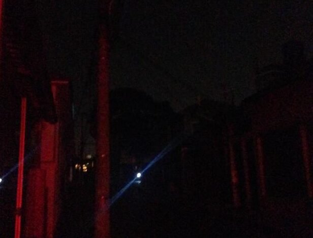 Carro derruba poste e provoca queda de luz em bairros de Jundiaí e Várzea Paulista