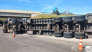 Carreta com bebidas tomba em rodovia de Jundiaí