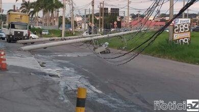 Poste é derrubado por carreta em Jundiaí
