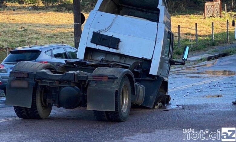 Rua de Jundiaí cede e caminhão atola em buraco