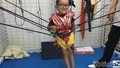 Menino com paralisia cerebral precisa de ajuda para terapia