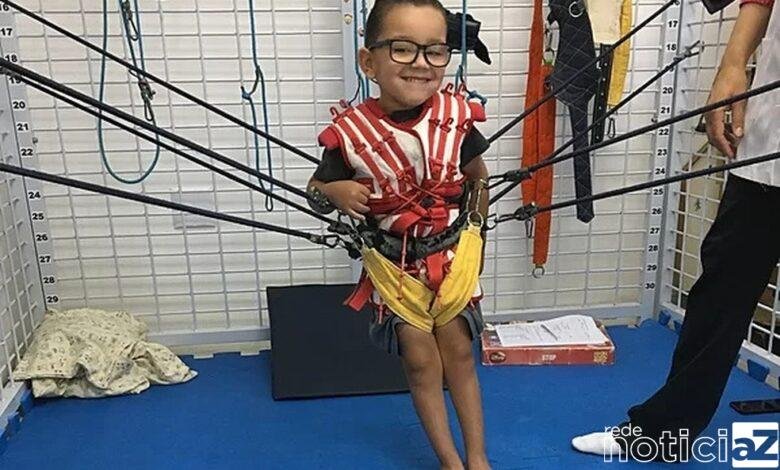 Menino com paralisia cerebral precisa de ajuda para terapia