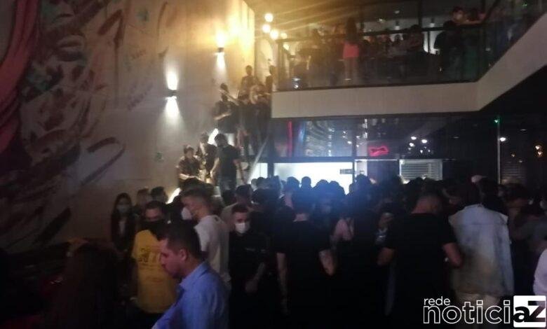 A Polícia Civil flagrou, entre a noite de sábado (29) e a madrugada de domingo (30), mais de 700 pessoas aglomeradas em duas festas clandestinas,