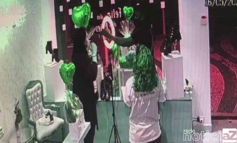 Vídeo de loja sendo assaltada ao vivo