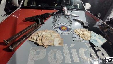 Um homem que estava com uma metralhadora, uma pistola, carregadores, munição tentou subornar PMs e acabou preso. Os Policiais Militares faziam