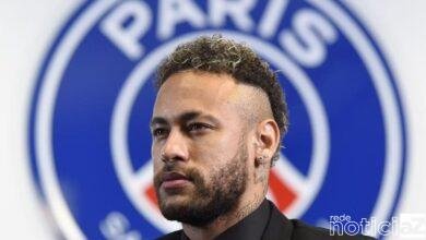 O atacante brasileiro Neymar renovou contrato com o Paris Saint-Germain até 2025, afirmou o clube francês neste sábado (8). O jogador de 29 anos, contratado
