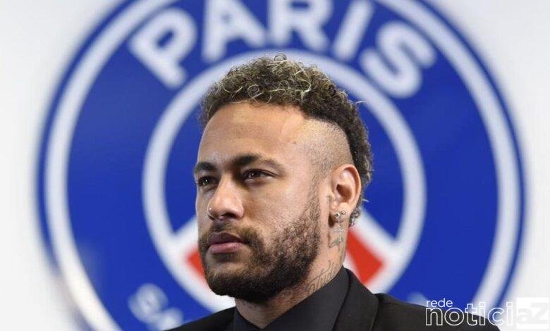 O atacante brasileiro Neymar renovou contrato com o Paris Saint-Germain até 2025, afirmou o clube francês neste sábado (8). O jogador de 29 anos, contratado