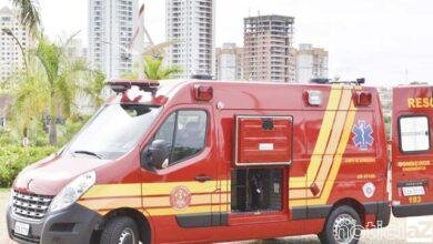 Motociclista sofre acidente dentro do estacionamento