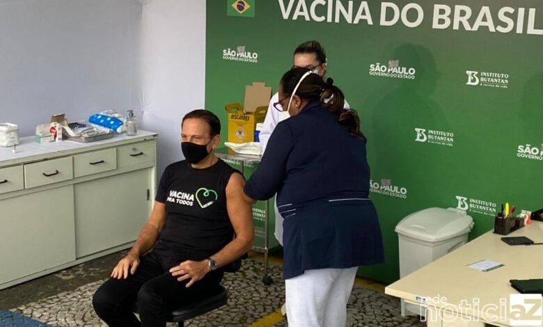 Primeira vacinada contra Covid-19 imuniza governador de São Paulo