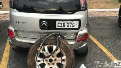 Dois homens foram presos em flagrante após furtarem estepes de veículos estacionados no Maxi Shopping, em Jundiaí.