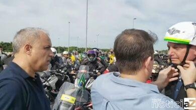 O presidente Jair Bolsonaro (sem partido) reuniu apoiadores neste domingo (23) em passeio de moto realizado na cidade do Rio de Janeiro.