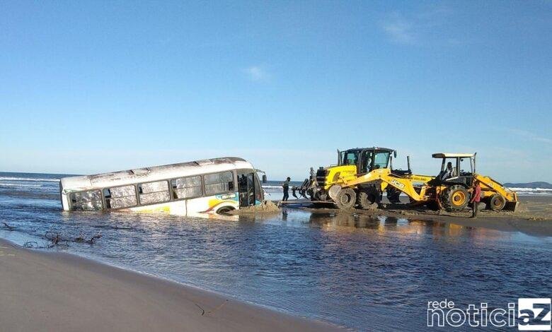 De acordo com o administrador da Regional do Boqueirão Sul, Etori Rizzi, o ônibus encalhou por volta das 12h10 e foi retirado apenas às 16h15 por três máquinas do município. Segundo ele explica, esse horário de meio-dia é feito apenas às terças-feiras, para moradores de Pedrinhas que participam de uma feira em Cananéia, cidade vizinha. Ainda segundo Rizzi, o período atual é de maré de lua cheia, que sobe rapidamente a partir das 11h. O ônibus foi rebocado para Pedrinhas, e os passageiros transportados por um ônibus reserva. Assim que o veículo atolou, todos saíram e ninguém ficou ferido.