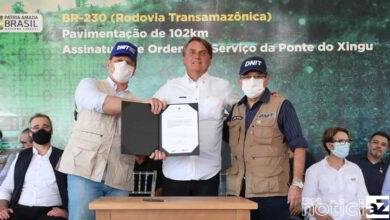 O presidente Jair Bolsonaro cumpriu agenda nesta sexta-feira (18) no Pará, onde participou da entrega de títulos rurais e da inauguração de um trecho asfaltado