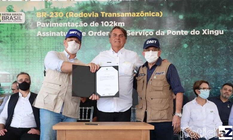 O presidente Jair Bolsonaro cumpriu agenda nesta sexta-feira (18) no Pará, onde participou da entrega de títulos rurais e da inauguração de um trecho asfaltado