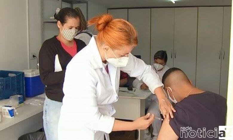 Profissionais da saúde são contratados para vacinar contra a Covid em Cabreúva
