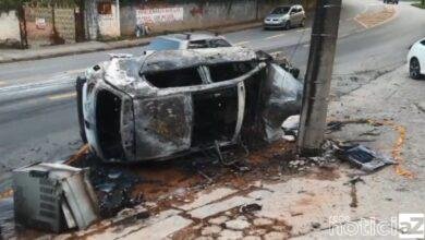 Carro explode ao bater em postes em Jundiaí