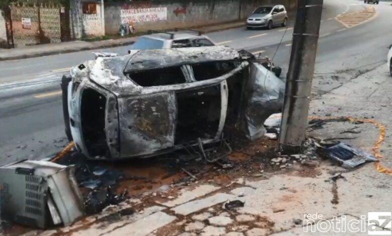 Carro explode ao bater em postes em Jundiaí