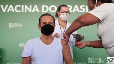 Governador João Doria recebe a segunda dose da vacina