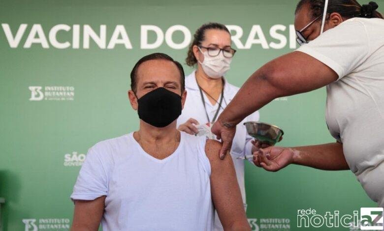 Governador João Doria recebe a segunda dose da vacina
