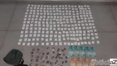 Um traficante que transportava drogas prontas para venda no varejo se assustou com a presença de uma viatura e acelerou. Ele foi cercado e