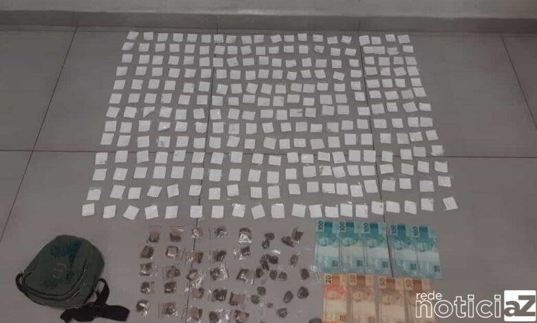 Um traficante que transportava drogas prontas para venda no varejo se assustou com a presença de uma viatura e acelerou. Ele foi cercado e