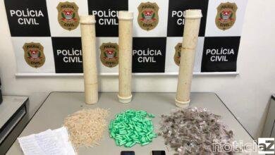 Mãe e o filho adolescente de 17 anos guardavam em casa 1200 porções de drogas na cidade de Jarinu. A família foi detida por vários crimes.