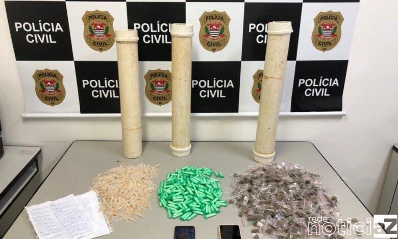 Mãe e o filho adolescente de 17 anos guardavam em casa 1200 porções de drogas na cidade de Jarinu. A família foi detida por vários crimes.