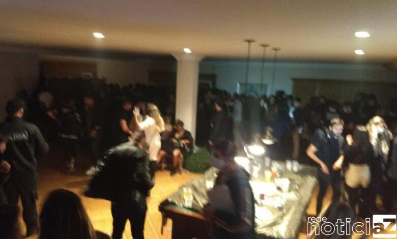 Uma festa com 300 pessoas aglomeradas em uma casa de alto padrão, na Vila Inglesa, em Campos do Jordão foi flagrada. A operação contou