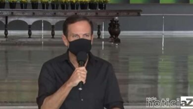 Enquanto Bolsonaro passeia de moto, Doria antecipa imunização geral até setembro