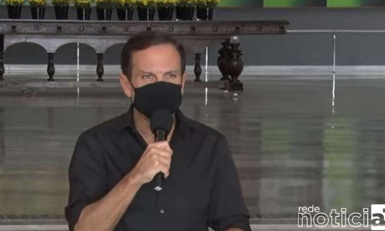 Enquanto Bolsonaro passeia de moto, Doria antecipa imunização geral até setembro