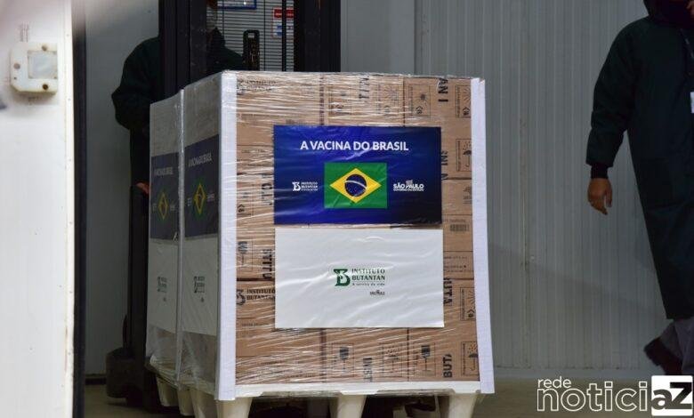 Mais 2,2 milhões de doses da CoronaVac são entregues antes de suspender produção