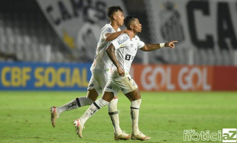 O Santos recebeu o Ceará, no estádio da Vila Belmiro neste sábado (5), e alcançou a primeira vitória na atual edição do Campeonato Brasileiro.