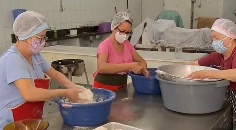 Todo alimento feito será retirado na sede da paróquia.