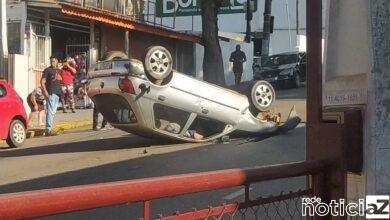 Carro bate em veículo estacionado em Jarinu