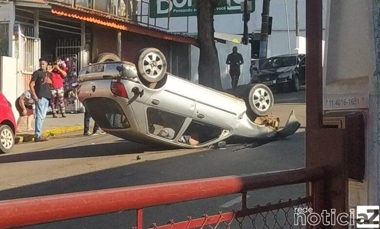 Carro bate em veículo estacionado em Jarinu