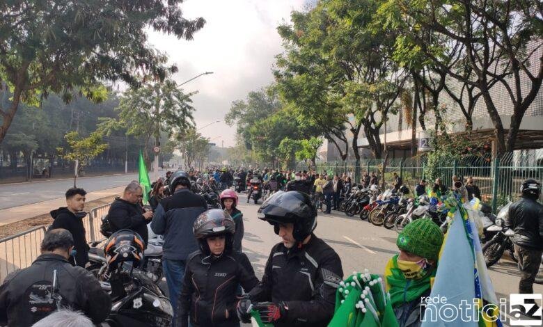Bolsonaro junta milhares de motociclistas em passeio de moto