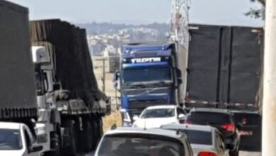 Avenida de Jundiaí é bloqueada por carretas