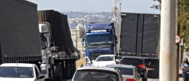 Avenida de Jundiaí é bloqueada por carretas