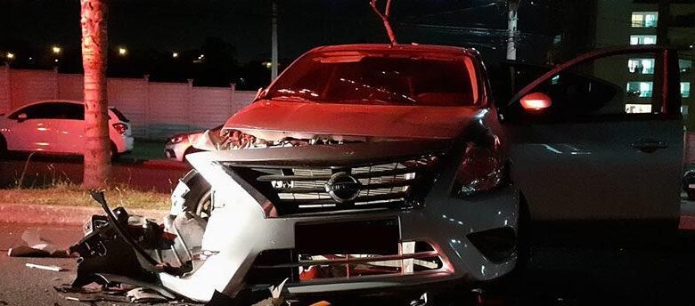 Motorista bate o carro contra um caminhão em avenida de Jundiaí
