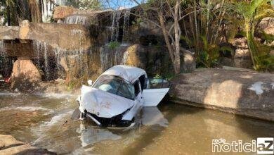 Carro de luxo cai em chafariz na Av. 9 de Julho.